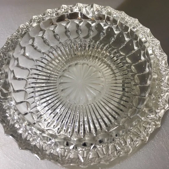 Beautiful, Vintage, clear glass dish - Picture 5 of 5